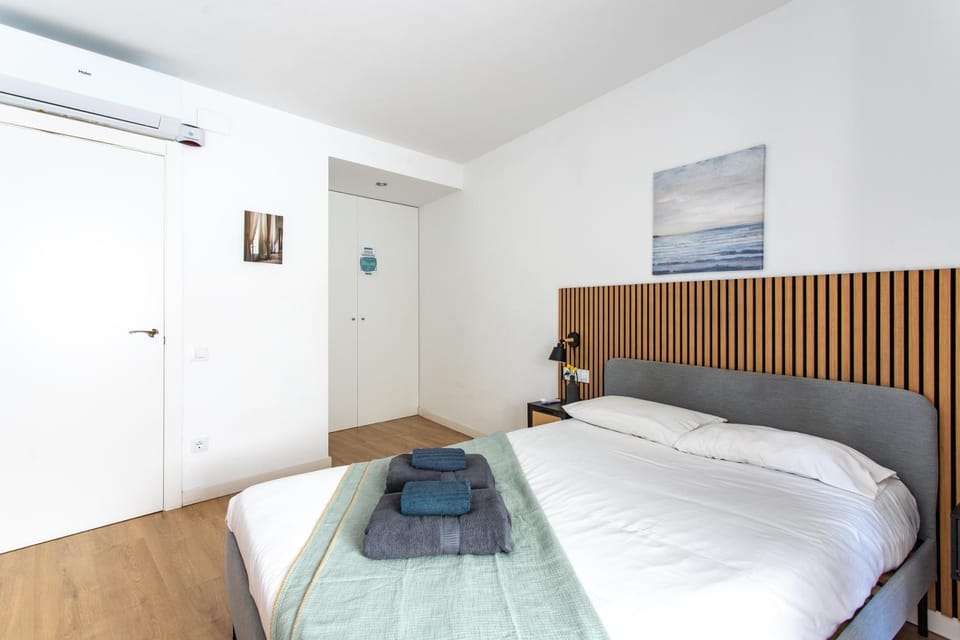 Bed, Bedroom, towels, wardrobe