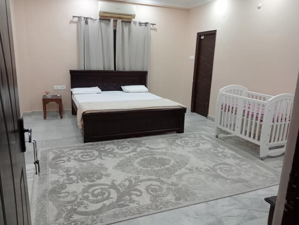 2-Bedroom Elegant and Spacious AC Apartment only for families, Prime Location, Just 100m from Main Road! Apartment in Hyderabad