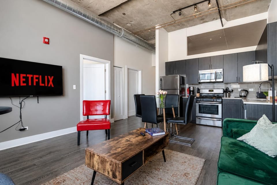 Skyline 2BR in South Loop with Optional Parking & Gym Access Near Museum Campus and McCormick Place Apartment in South Loop