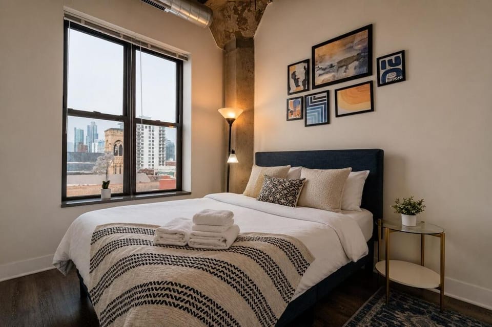 Skyline 2BR in South Loop with Optional Parking & Gym Access Near Museum Campus and McCormick Place Apartment in South Loop