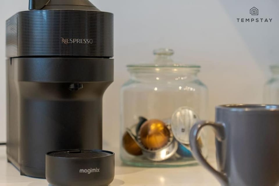 3BR Retreat, Allocated Parking, Private Garden - By Tempstay House in Windsor