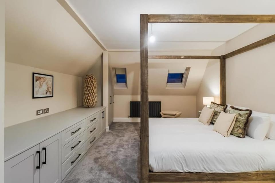 3BR Retreat, Allocated Parking, Private Garden - By Tempstay House in Windsor