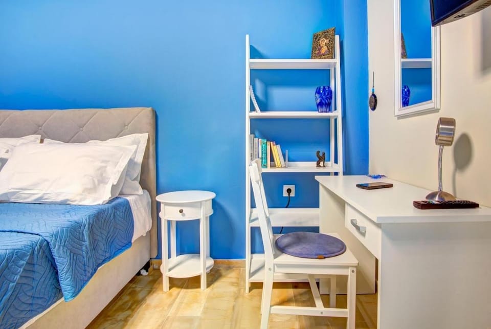 Bed, Library, TV and multimedia, Bedroom, hair dresser