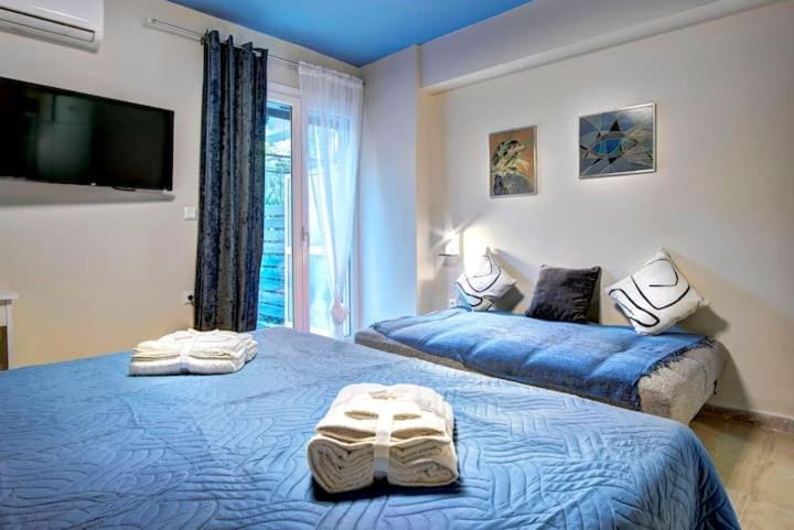 Bed, TV and multimedia, Bedroom, towels