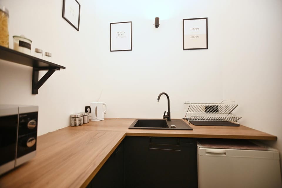Kitchen or kitchenette, minibar