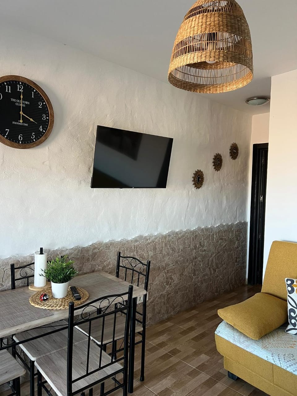 TV and multimedia, Living room, Seating area, Dining area