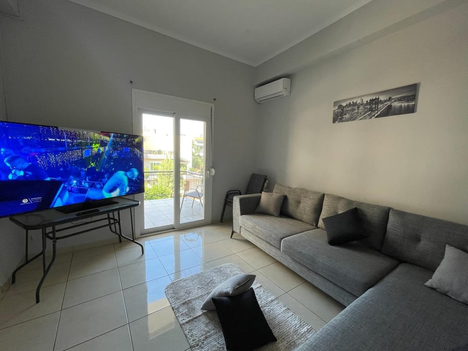 Communal lounge/ TV room, TV and multimedia, Living room, Seating area, Evening entertainment, air conditioner