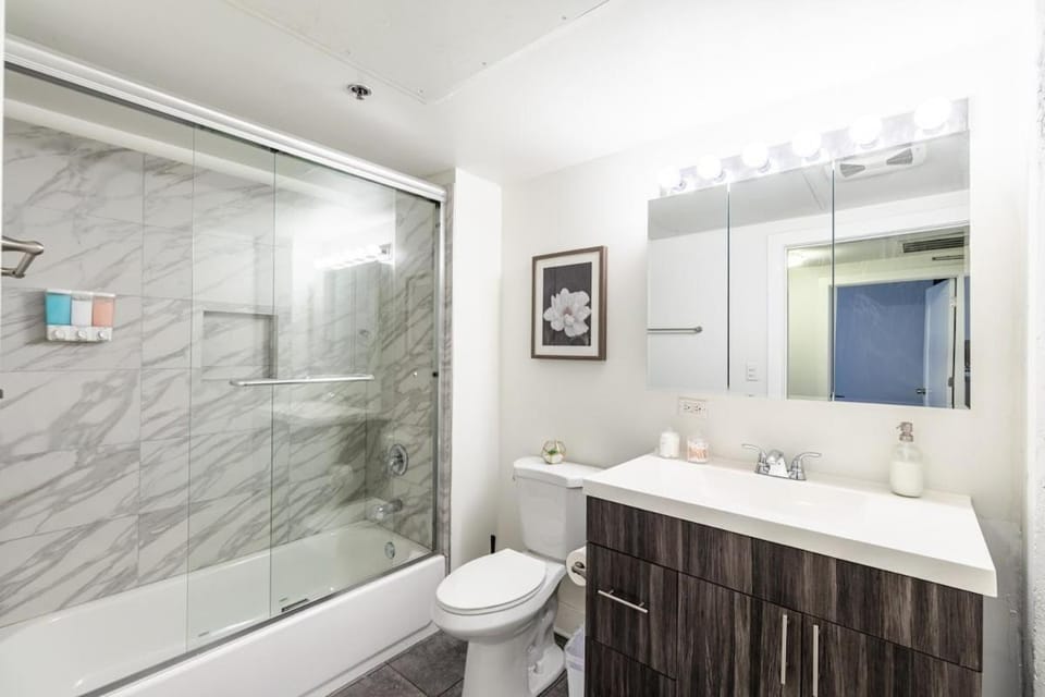 Spacious 3BR Corner Stay with Optional Parking and Gym Access Near McCormick Place, Grant Park and Soldier Field Apartment in South Loop