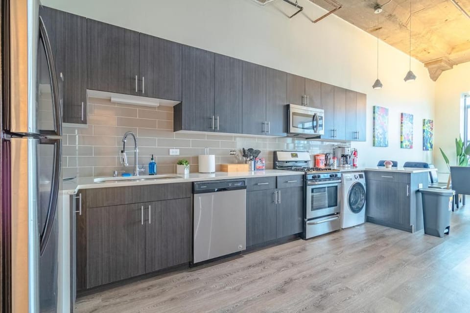Spacious 3BR Corner Stay with Optional Parking and Gym Access Near McCormick Place, Grant Park and Soldier Field Apartment in South Loop