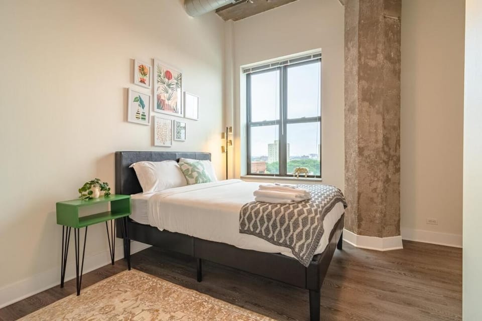 Spacious 3BR Corner Stay with Optional Parking and Gym Access Near McCormick Place, Grant Park and Soldier Field Apartment in South Loop