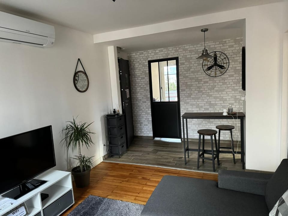 TV and multimedia, Living room, Seating area, air conditioner