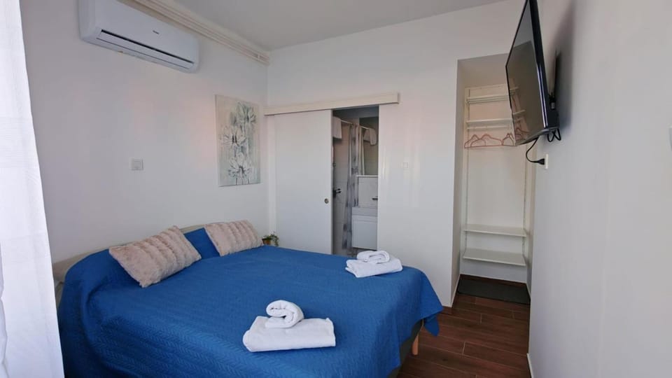 Bed, TV and multimedia, towels, air conditioner