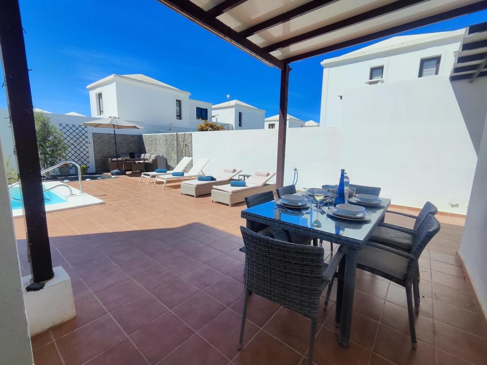 Patio, Day, Balcony/Terrace, Seating area, Dining area, Pool view, Swimming pool, sunbed