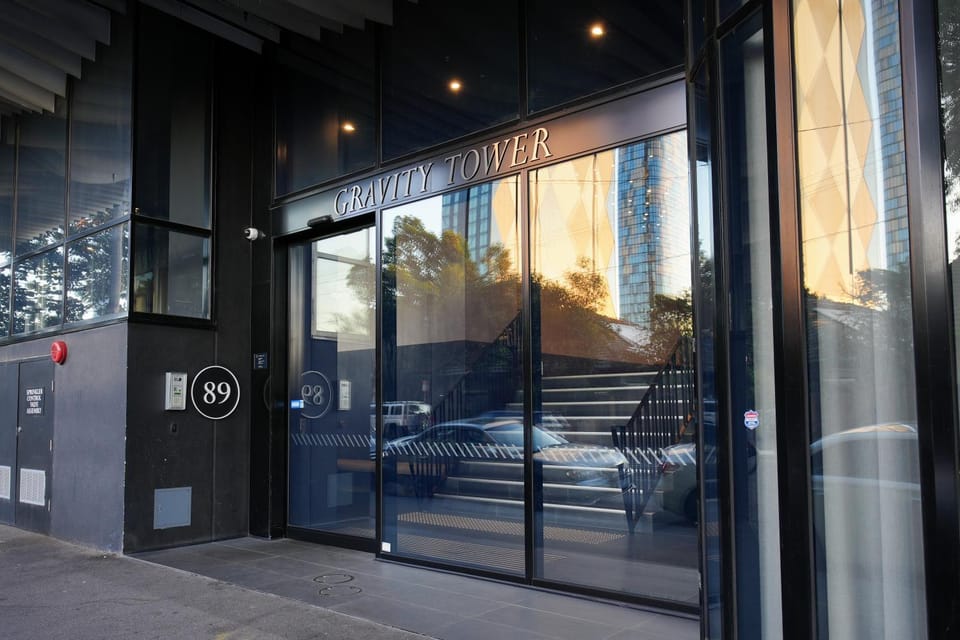 1 BRM 1 BATH, South Melbourne, Spacious, Balcony Apartment in Southbank