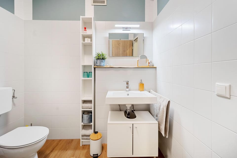 Toilet, Bathroom, towels