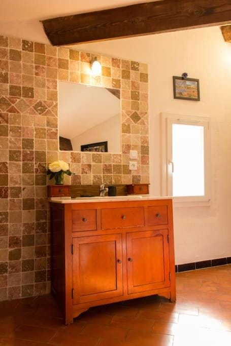 Maison tout confort, climatisée, dans le Centre Historique avec parking privé. House in Saint-Remy-de-Provence