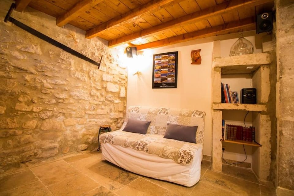 Maison tout confort, climatisée, dans le Centre Historique avec parking privé. House in Saint-Remy-de-Provence