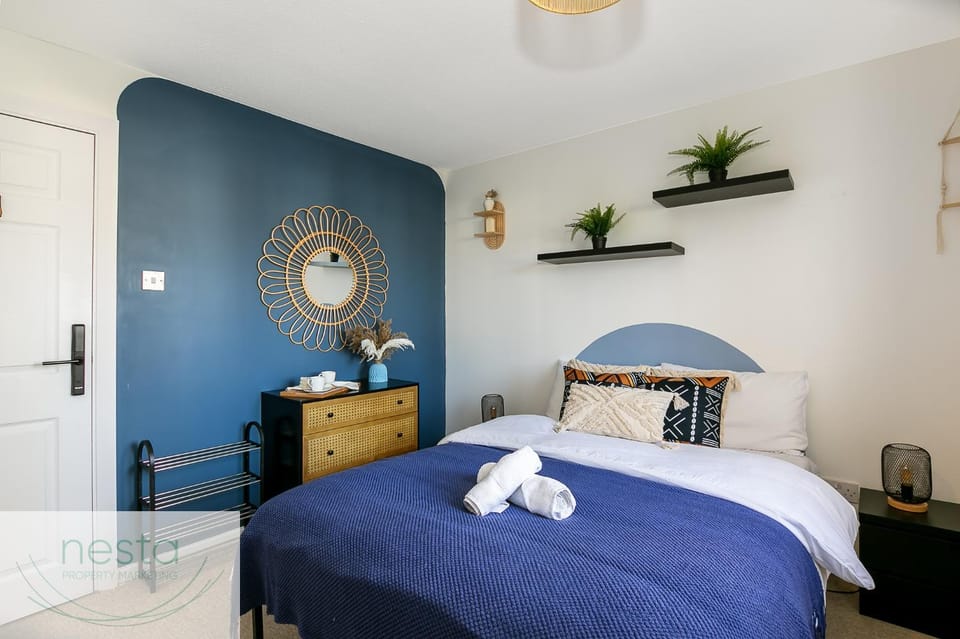 Bed, Bedroom, towels