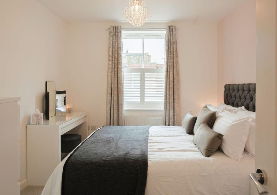 Stunning 2 Bed with Private Patio and Free Parking House in Cheltenham