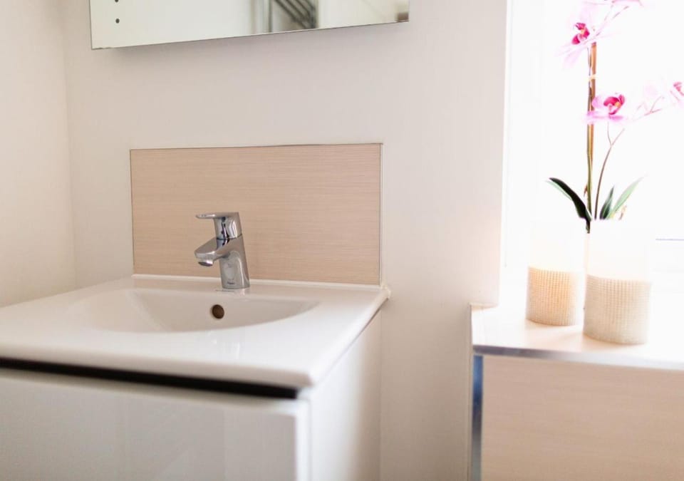 Stunning 2 Bed with Private Patio and Free Parking House in Cheltenham