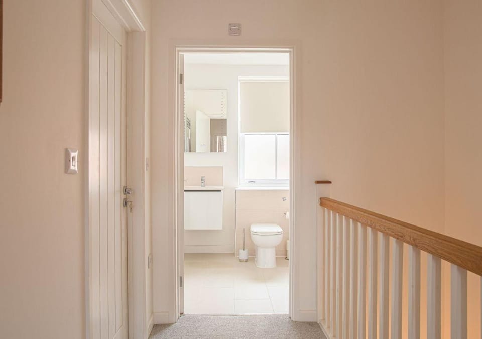 Stunning 2 Bed with Private Patio and Free Parking House in Cheltenham