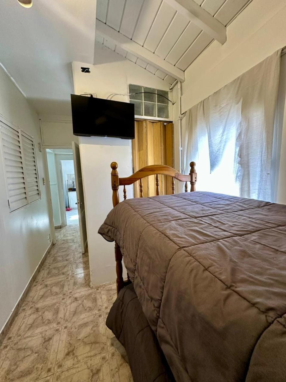 Bed, TV and multimedia, Photo of the whole room, Bedroom