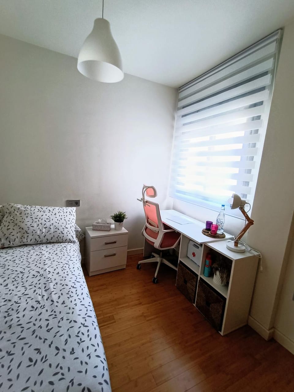 Bed, Seating area, Bedroom, hair dresser