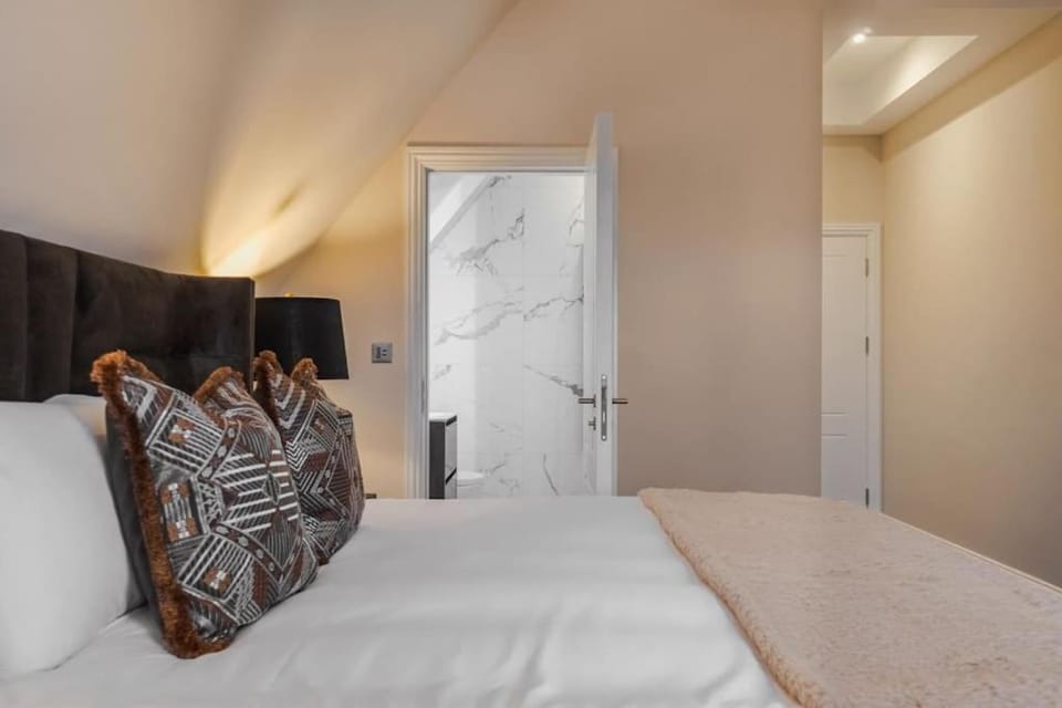Luxury Penthouse - Castle Views - 2 Bed & Parking - By Tempstay Apartment in Windsor