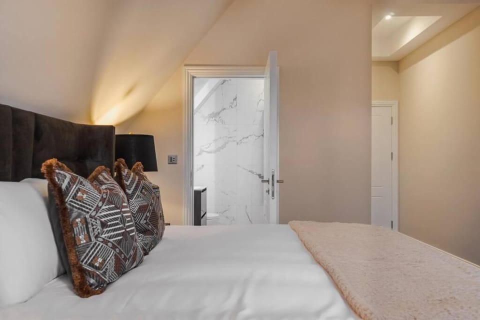Luxury Penthouse - Castle Views - 2 Bed & Parking - By Tempstay Apartment in Windsor