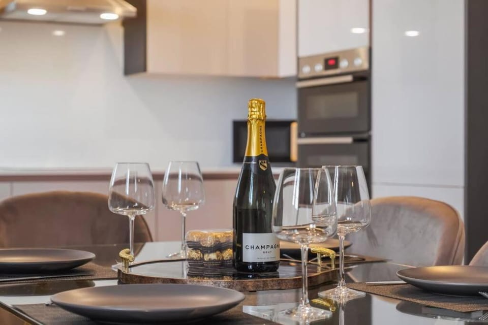 Luxury Penthouse - Castle Views - 2 Bed & Parking - By Tempstay Apartment in Windsor