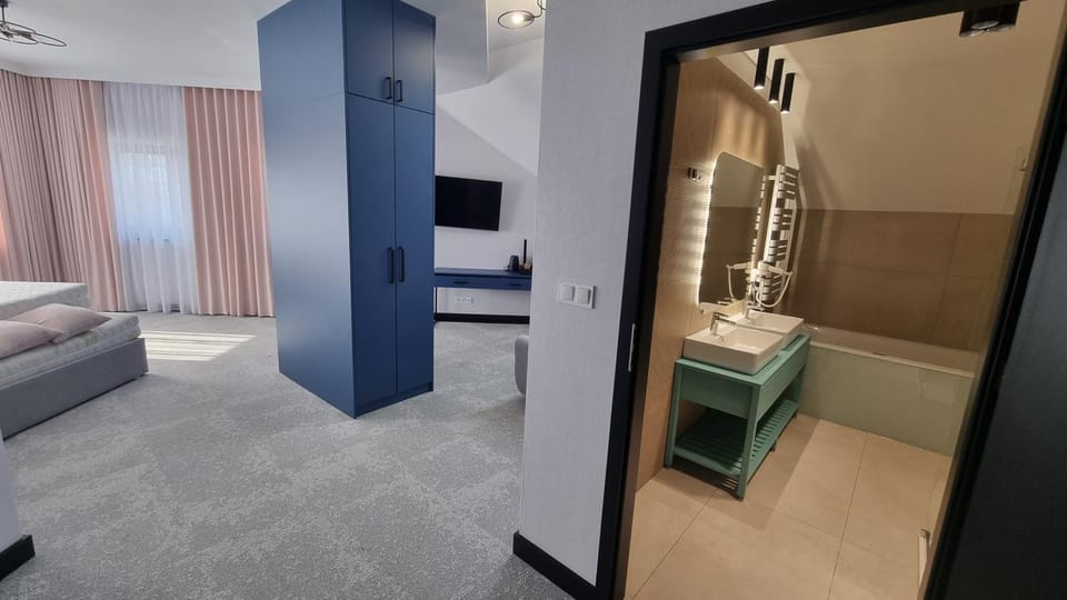 Bed, Bathroom, Photo of the whole room, Bedroom