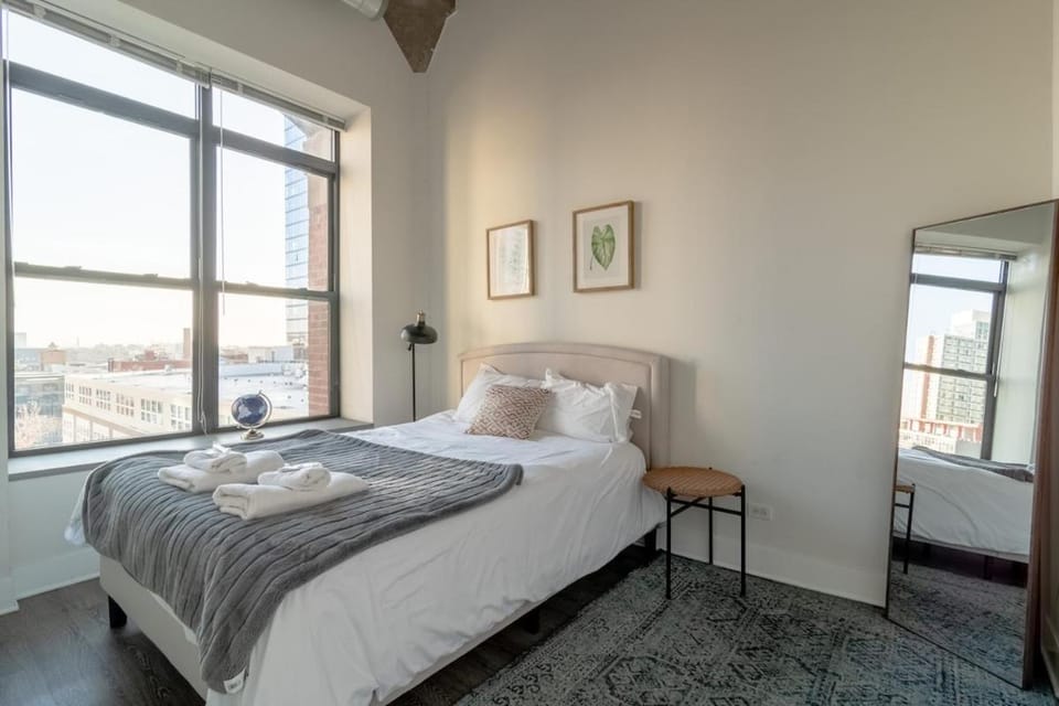 Bright and Stylish 2BR Suite on Michigan Ave Near Grant Park, Museum Campus and Lakefront Apartment in South Loop