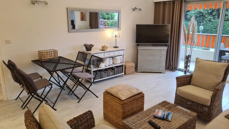 TV and multimedia, Seating area, Dining area
