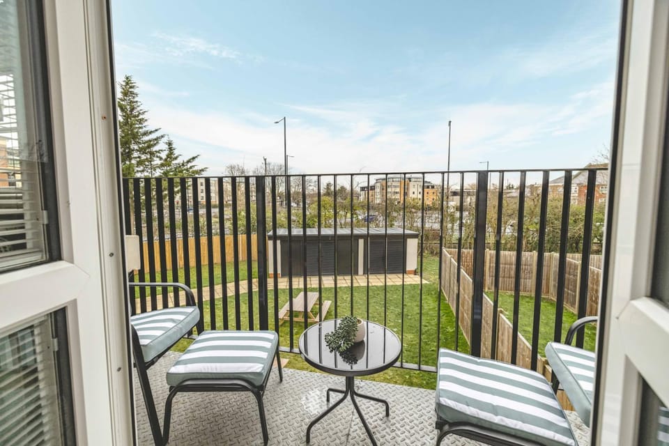 Escape in Style to Windsor with Free Parking - By Tempstay Apartment in Windsor