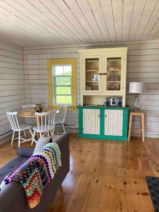 Sea Cliff Cottage House in Nova Scotia