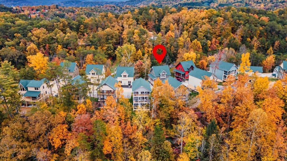 Liberty Lodge- Ideal Location, Indoor Pool, Hot Tub, 10 First Responder House in Pigeon Forge
