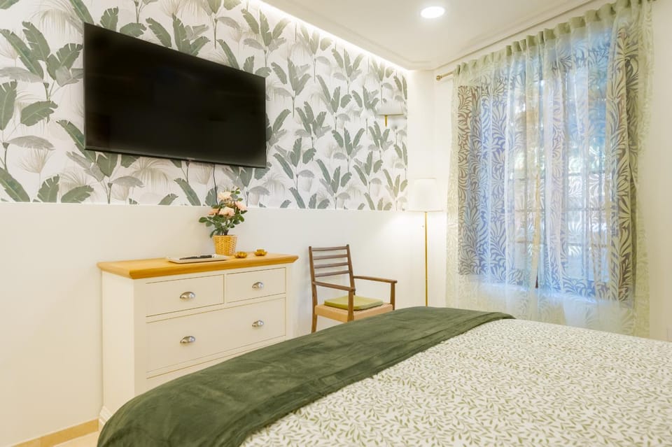 Bed, TV and multimedia, Bedroom
