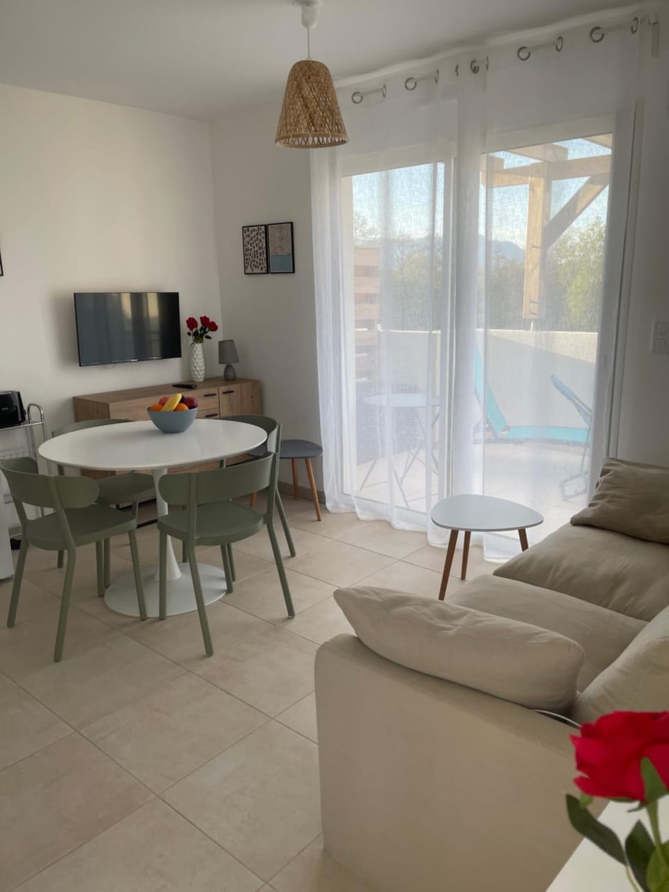 Communal lounge/ TV room, TV and multimedia, Dining area