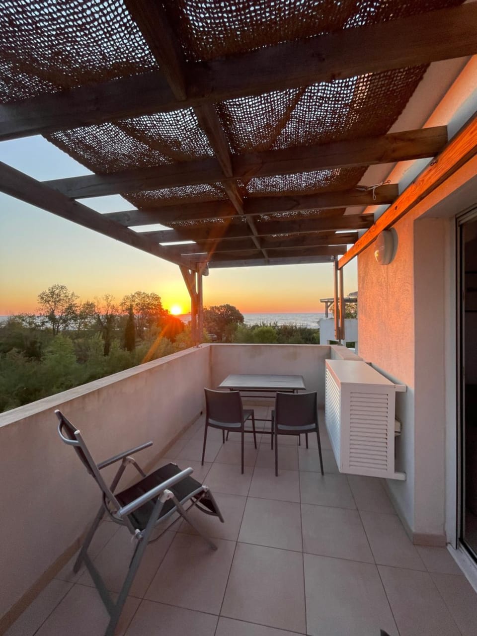 Natural landscape, View (from property/room), Balcony/Terrace, Dining area, Sea view