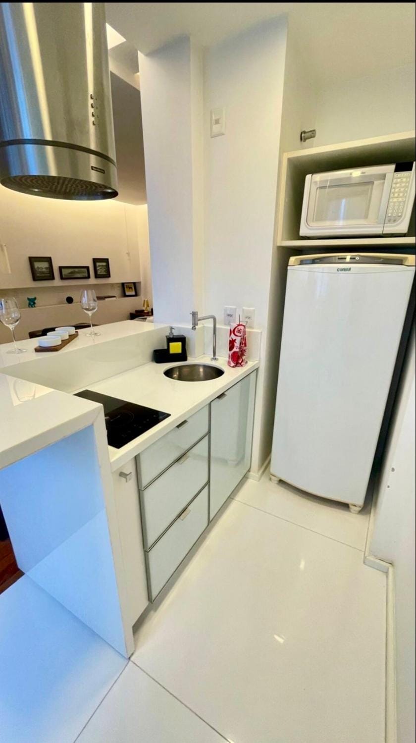 Kitchen or kitchenette, minibar