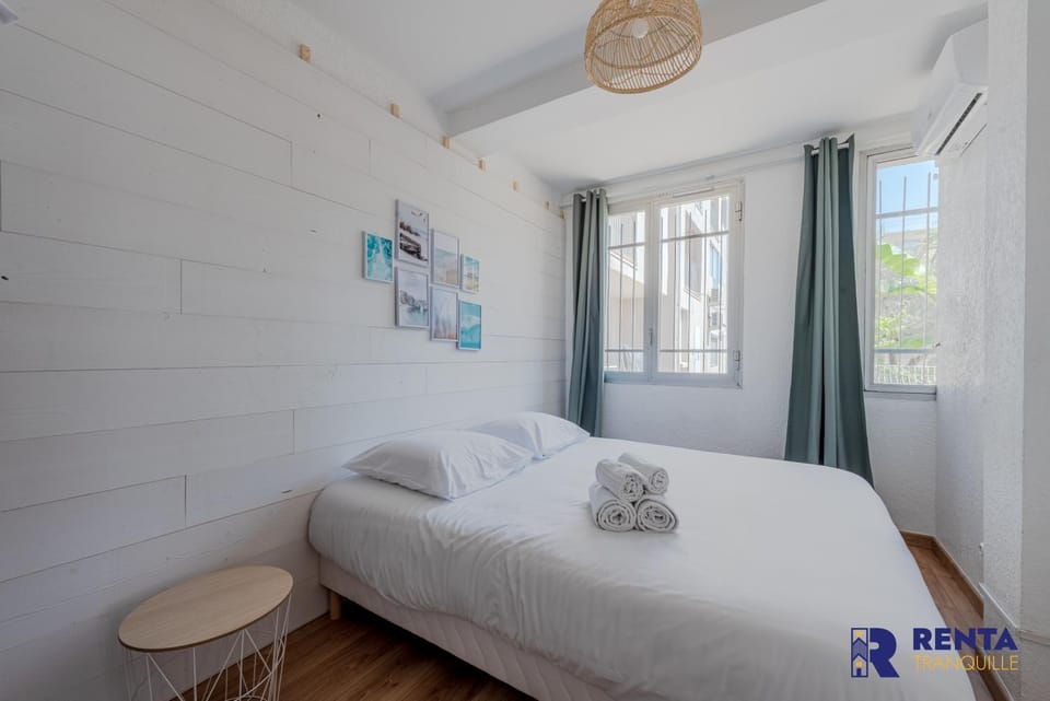 Bed, Photo of the whole room, Bedroom, towels