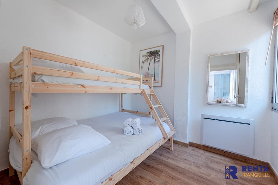 Bed, Photo of the whole room, Bedroom, bunk bed, air conditioner