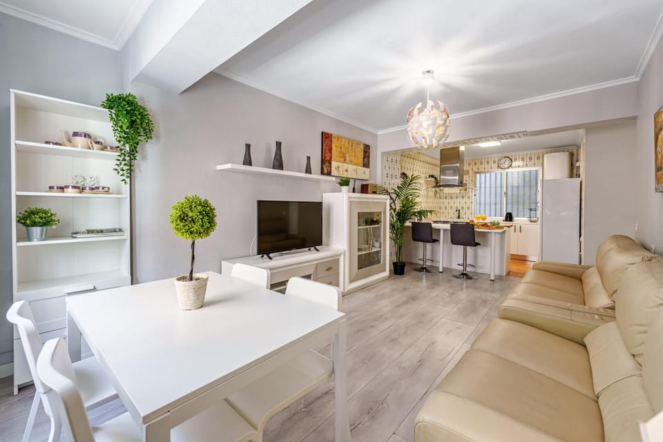 TV and multimedia, Living room, Seating area, Dining area