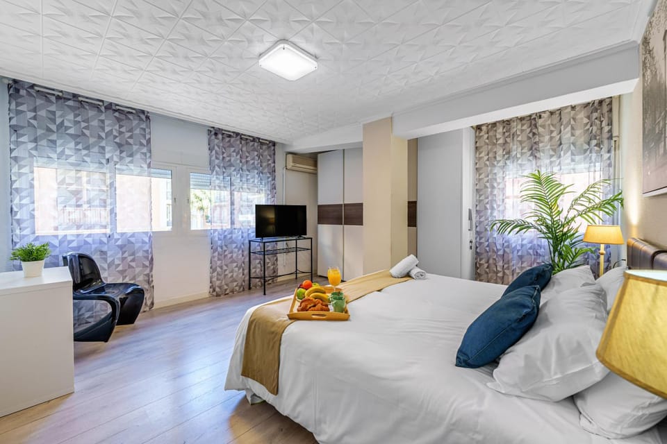 Bed, TV and multimedia, Photo of the whole room, Bedroom