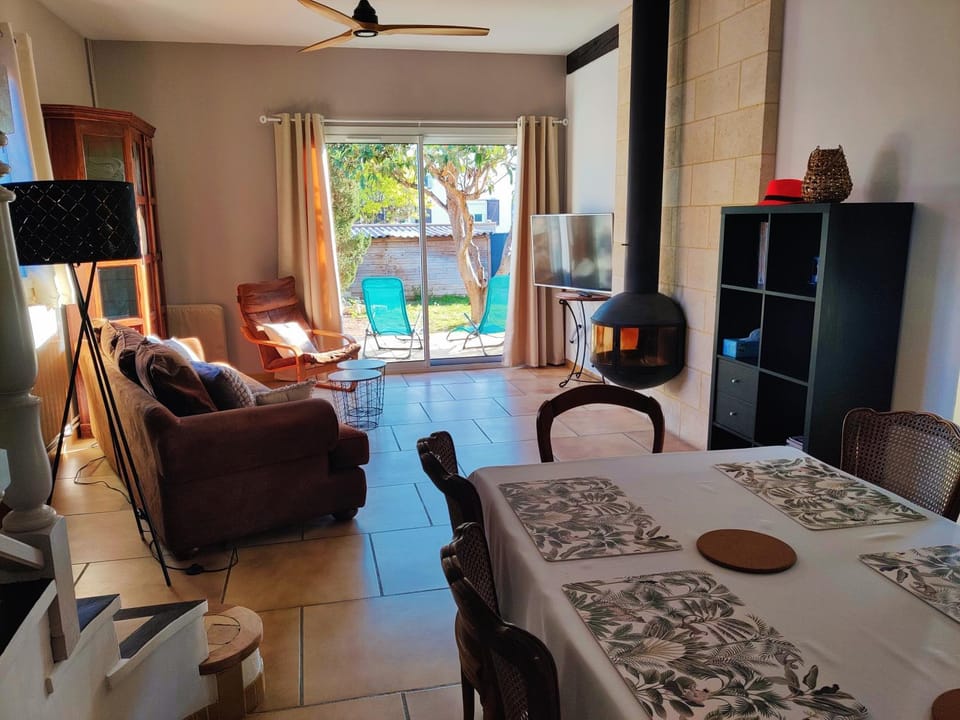 Communal lounge/ TV room, TV and multimedia, Living room, Dining area, fireplace