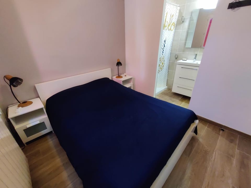 Bed, Bathroom, Bedroom