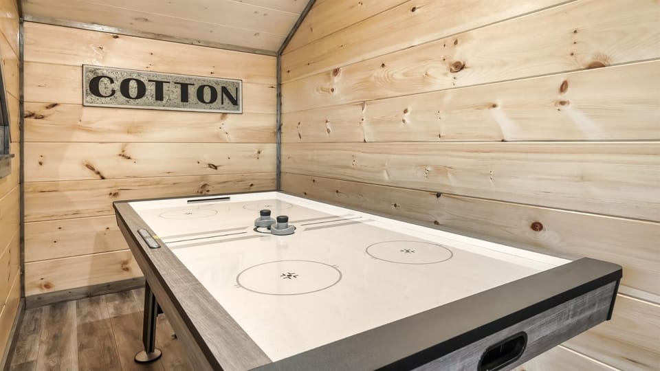 Jolene- Cabin Goals, Best Location, Pool & Hot Tub, Dogs! Cabin in Sevierville