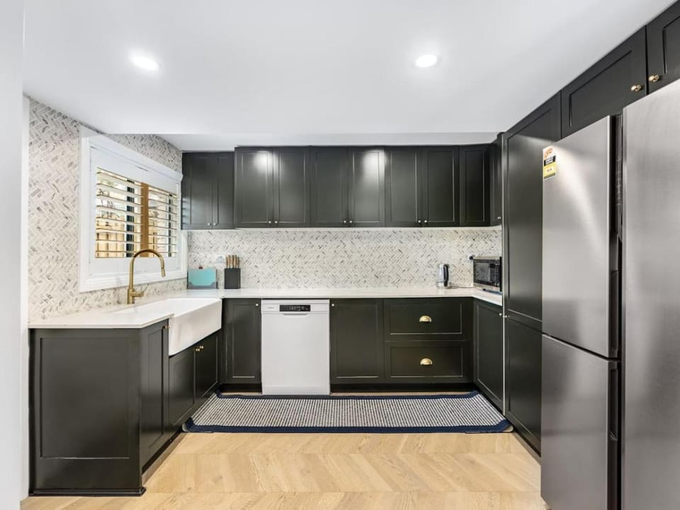 Riverfront Oasis Spacious 5BR Luxury w 10m Pool House in Sydney