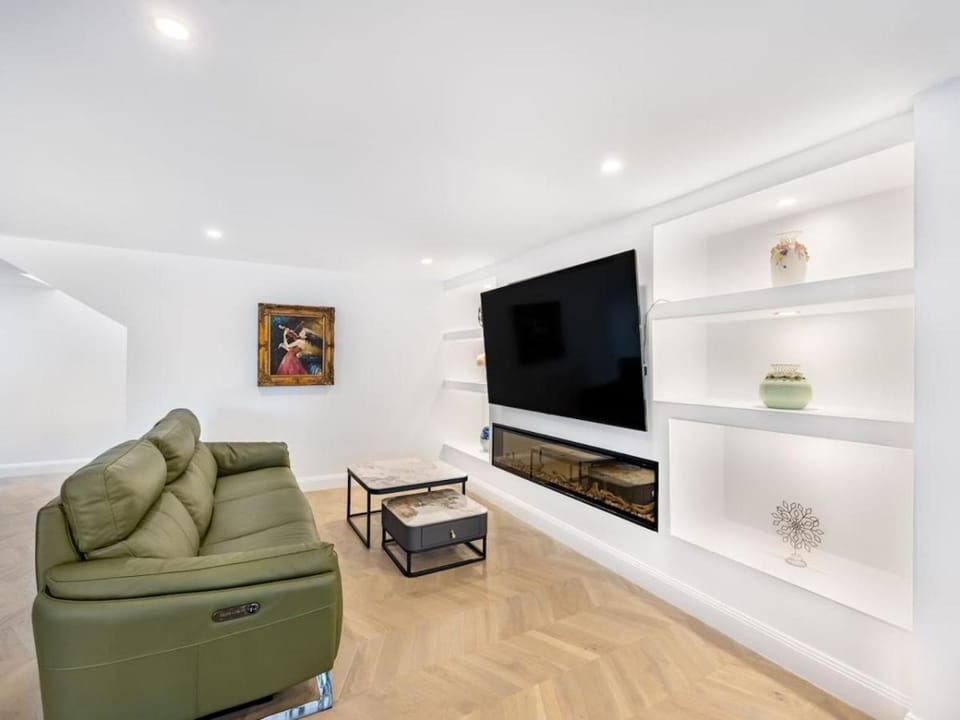Riverfront Oasis Spacious 5BR Luxury w 10m Pool House in Sydney
