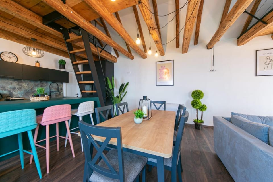 Kitchen or kitchenette, Living room, Seating area, Dining area